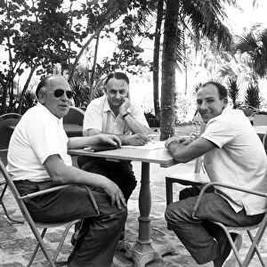 1957 Nassau Tourist Trophy: Stirling Moss, 24th position, relaxing with Reg Parnell and John Wyer, portrait