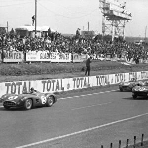 1958 Le Mans 24 hours: Tony Brooks / Maurice Trintignant, Aston Martin DBR1 / 30, retired, leads the field at the start of the race, action