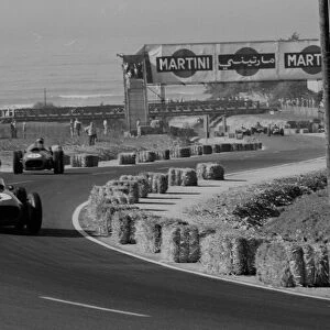 1958 Moroccan Grand Prix, Ain Diab, Casablanca: Phil Hill leads Mike Hawthorn. Hill allowed Hawthorn to pass him to clinch the World Championship