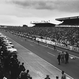 1960 Le Mans 24 hours: Start of the race as the drivers run to their cars, action