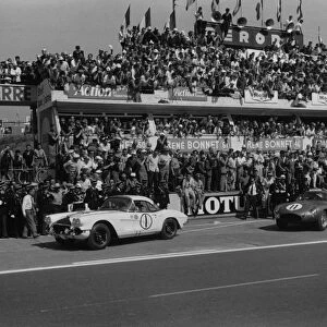 1962 Le Mans 24 hours: Tony Settember / Jack Turner, retired and Graham Hill / Richie Ginther, retired, in the pit lane before the start, action