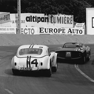 1963 Le Mans 24 Hours: Ed Hugus / Peter Jopp, retired, follows Mike Parkes / Umberto Maglioli, 3rd position, action