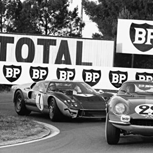 1966 Le Mans 24 Hours: Piers Courage / Roy Pike, 8th position, leads Graham Hill / Brian Muir, retired, action
