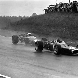 1967 Canadian Grand Prix: Jackie Stewart, BRM P83, retired, leads Jack Brabham, Brabham BT24-Repco, 1st position, action