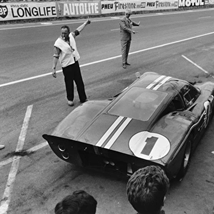 1967 Le Mans 24 hours: Dan Gurney / A. J. Foyt, 1st position, pit stop action