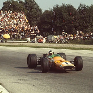 1968 Italian Grand Prix. Monza, Italy. 6-8 September 1968. Denny Hulme (McLaren M7A Ford) 1st position. Ref-68 ITA 49. World Copyright - LAT Photographic