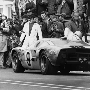 1968 Le Mans 24 hours: Pedro Rodriguez / Lucien Bianchi, 1st position, pit stop and driver change, action