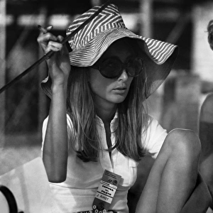 1968 Temporada Formula Two Championship: Nina Rindt, wife of Jochen Rindt, relaxes witha friend in the paddock, portrait