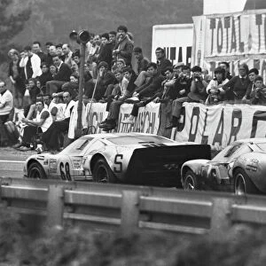 1969 Le Mans 24 hours: Helmut Kelleners / Reinhold Joest, Ford GT40, 6th position, leads Jacky Ickx / Jackie Oliver, Ford GT40, 1st position, action