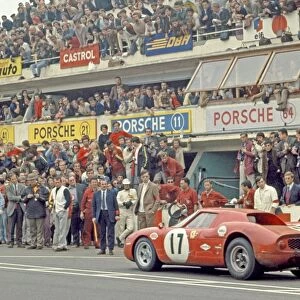 1969 Le Mans 24 hours: Teodoro Zeccoli / Sam posey, Ferrari 275LM, 8th position, pit stop, action