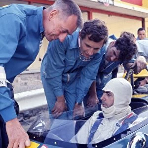 1970 Belgian Grand Prix: Jack Brabham, Brabham BT33, retired, chats with Ron Tauranac and a youthful looking Ron Dennis, portrait