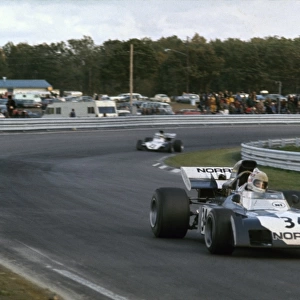 1972 United States Grand Prix: Sam Posey, Surtees TS9B-Ford, 12th position, leads Mike Hailwood, Surtees TS9B-Ford, 17th position, action