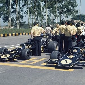 1974 Brazilian Grand Prix - John Player Team Lotus: John Player Team Lotus in the assembly area before the start of the race, action