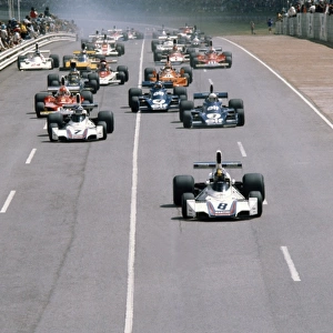 1975 South African Grand Prix - Start: Carlos Pace leads Carlos Reutemann, Jody Scheckter and Patrick Depailler and Niki Lauda at the start, action