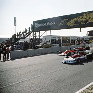 1976 Canadian Grand Prix - Start: Ronnie Peterson, 9th position leads James Hunt, 1st position and Vittorio Brambilla, 14th position at the start