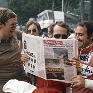 1976 Monaco Grand Prix: Journalist Alan Henry with Ferrari drivers Niki Lauda and Clay Regazzoni and a copy of Motoring News