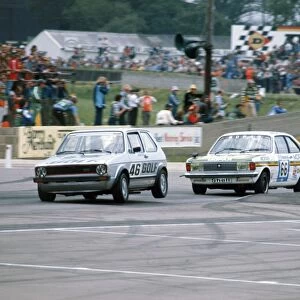 1977 British Saloon Car Championship: Richard Lloyd, 1st position in Class B is followed by Bernard Unett, 1st position, in Class D, action