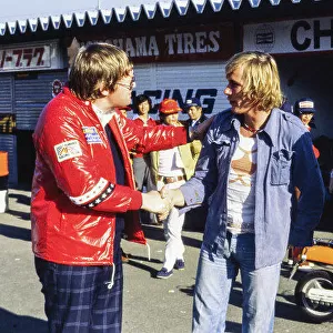 1977 Japanese Grand Prix. Fuji, Shizuoka, Japan. 21 - 23 October 1977. Journalist, Alan Henry meets James Hunt in the pit lane, portrait. World Copyright: LAT Photographic