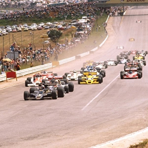 1978 South African Grand Prix: Mario Andretti leads Jody Scheckter, Nikim Lauda and James Hunt at the start