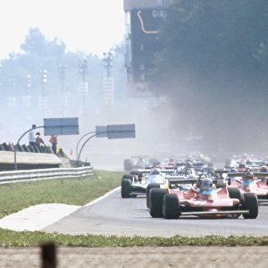 1979 Italian Grand Prix: Jody Scheckter leads the rest of the field into Rettifilo at the start