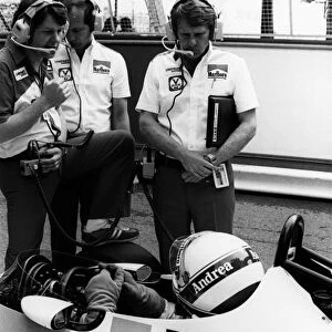 1981 Formula 1 World Championship. Andrea de Cesaris ((McLaren MP4 / 1-Ford Cosworth), in conversation with John Barnard, Ron Dennis and Tyler Alexander in the pits, portrait. World Copyright: LAT Photographic