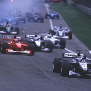 2000 San Marino Grand Prix: Mika Hakkinen, McLaren MP4 / 15 Mercedes, leads away at the start