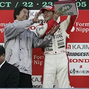 2005 Formula Nippon Championship Motegi, Japan. 23rd October 2005 Race winner Satoshi Motoyama (Arting IMPUL), 1st position, celebrates with team director Kazuyoshi Hoshino