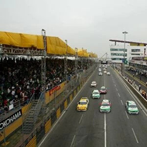 50th Macau Grand Prix: Duncan Huisman and teammate Andy Prialux BMW 320i lead at the start of leg 1