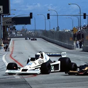 Alan Jones Williams Fw06 Long Beach 1978: Alan Jones Williams Fw06 Dfv Dives Inside Mario Andretti