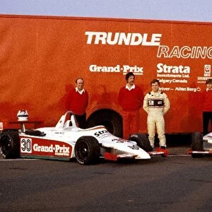 British Formula Three Championship: Allen Berg poses with members of the Trundle Racing team and two Ralt Toyota RT3 / 83 chassis