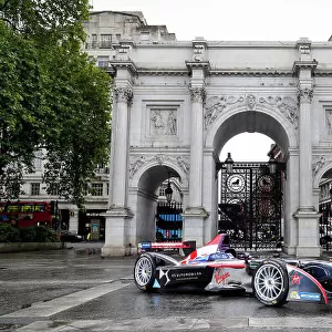 The build up to the Battersea e-Prix - DS Racing and Formula E visit Marble Arch, London. London, United Kingdom Monday 27 June 2016 Photo: Adam Warner / LAT / FE ref: Digital Image _L5R8500(1)