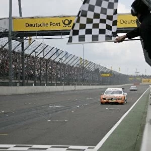 DTM: Chequered Flag for race winner Gary Paffett Salzgitter AMG Mercedes C-Klasse
