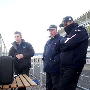 Formula BMW UK Testing: John Thornburn and Nigel Mansell watch the timing screen
