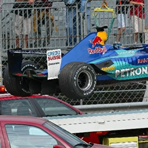 Formula One Testing: The damaged car of Nick Heidfeld Sauber Petronas C22 is retrieved after his crash at the first corner