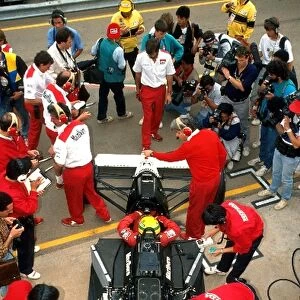Formula One World Championship: Mechanics work on Ayrton Sennas McLaren MP4 / 5