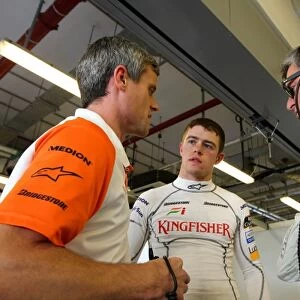 Formula One Young Driver Test: Dominic Harlow Force India F1 Chief Race Engineer talks with Paul Di Resta Force India and Otmar Szafnauer Force