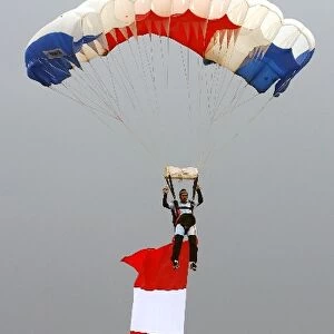 GP2 Asia Series: Parachutists arrive at the circuit