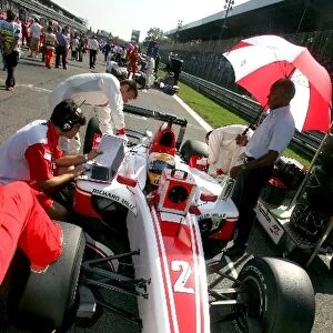 GP2: Lewis Hamilton ART Grand Prix on the grid