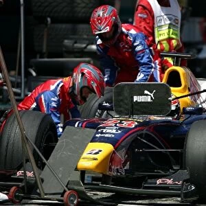 Grand Prix 2 Series: Nicolas Lapierre Arden International makes a pitstop