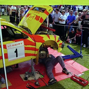 Gwyndaf Evans car being repaired Lurgan Park Rally 2000 World McKlein/LAT Photographic