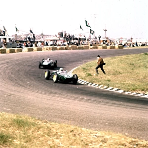 Innes Ireland leads Alan Stacey: Dutch Grand Prix, 1960