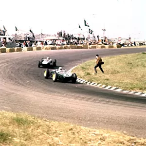 Innes Ireland leads Alan Stacey Dutch Grand Prix, 1960 Photo: LAT Ref: 3 / 0184