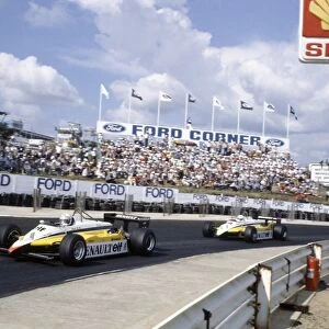 Kyalami, South Africa. 21-23 January 1982: Alain Prost leads Rene Arnoux. They finished in 1st and 3rd positions respectively