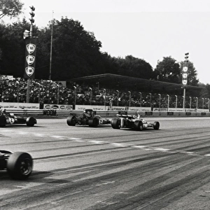 Monza, Italy. 5 September 1971: Peter Gethin, Ronnie Peterson, Francois Cevert, Mike Hailwood and Howden Ganley cross the line with Gethin just
