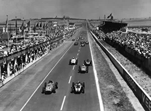 1950s F1 Gallery: 1959 French Grand Prix - Start: Tony Brooks, #24, 1st position, and Jack Brabham, , 3rd position