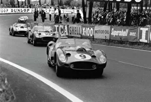 Images Dated 4th February 2010: 1960 Le Mans 24 hours: Phil Hill / Wolfgang von Trips leads Willy Mairesse / Richie Ginther