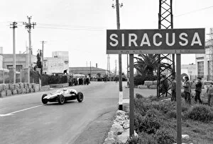 1960 Syracuse Grand Prix: Jack Brabham, Cooper T43-Climax, retired, passes the road sign after the hairpin, action