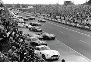 Le Mans Gallery: 1961 Le Mans 24 hours - Start: The cars and drivers make the traditional LeMans start behind Jean