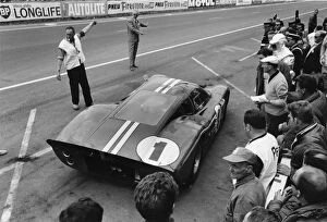 Lemansbook Gallery: 1967 Le Mans 24 hours: Dan Gurney / A.J. Foyt, 1st position, pit stop action