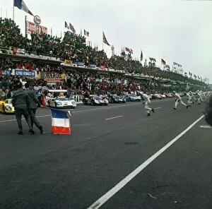 Le Mans Gallery: 1967 Le Mans 24 Hours - Start: Drivers run to their cars at the start of the race, action